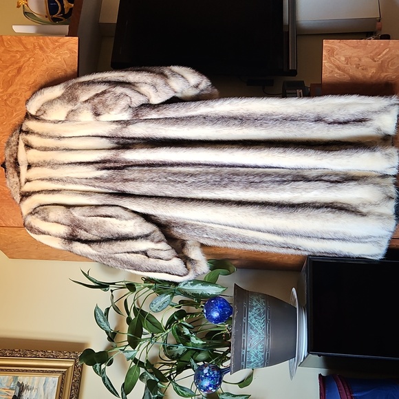 Luxurious Vintage Long Mink Fur Coat - Picture 3 of 6